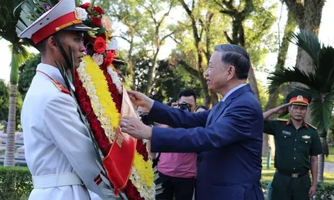 Bộ trưởng Bộ Công an Tô Lâm viếng Nghĩa trang quốc gia A1